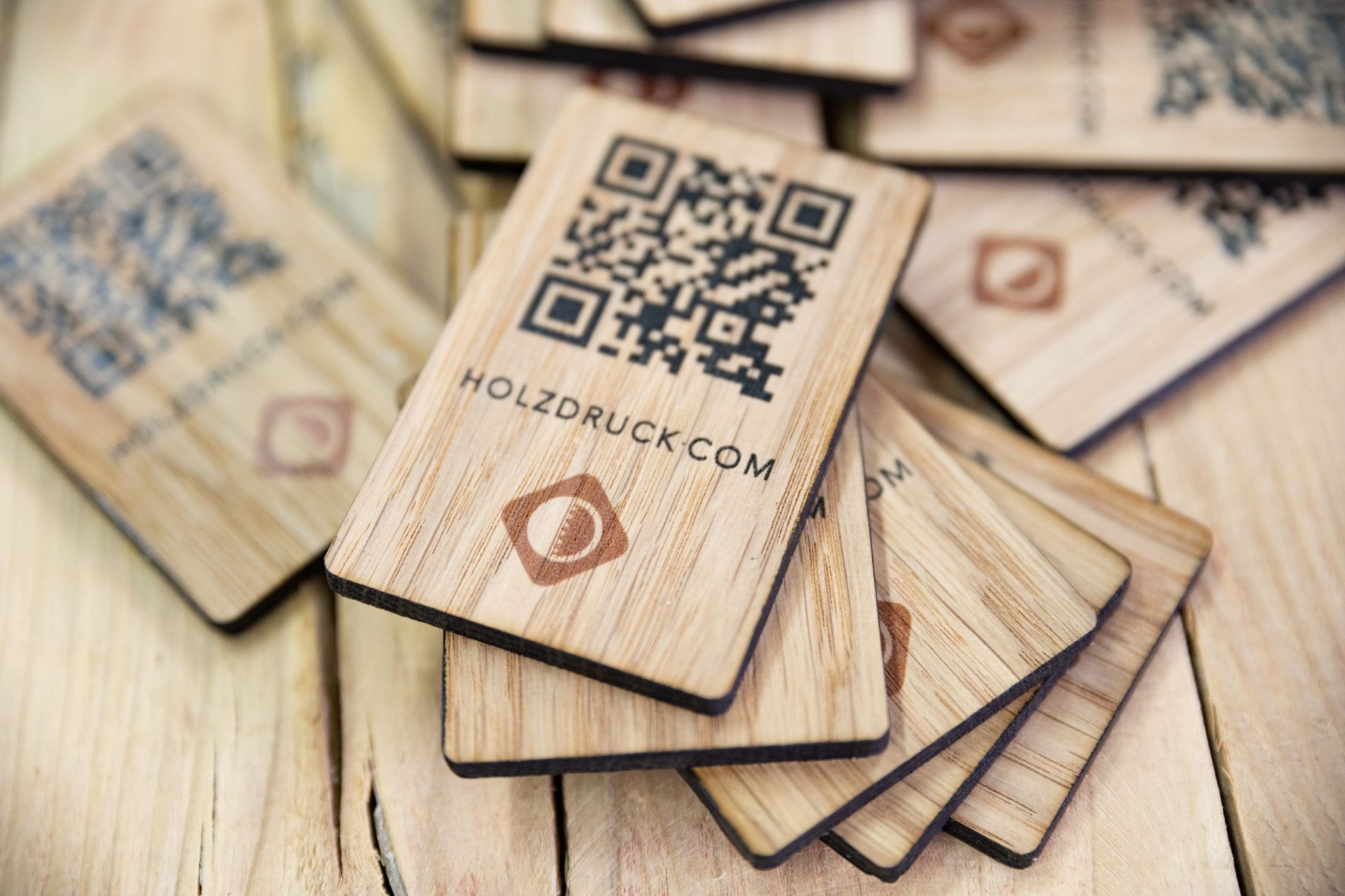 QR-Code Aufsteller aus Holz – G&auml;ste scannen den Code und laden Fotos hoch
