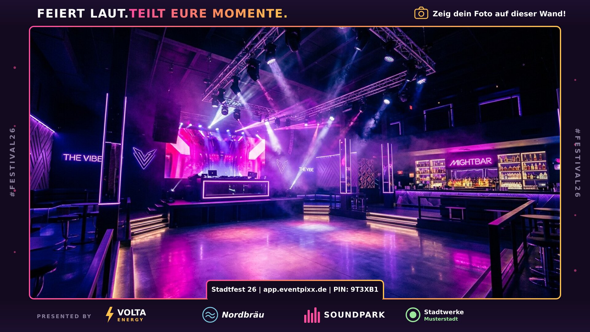 Wand-Design im Festival-Look mit Neon-Kontur, Event-Hashtag an den Seiten und vier Partnerlogos in der Fu&szlig;zeile